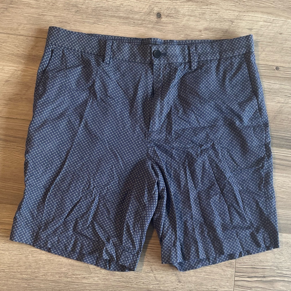Banana Republic Aiden 9” Shorts, 36 waist. Navy Print